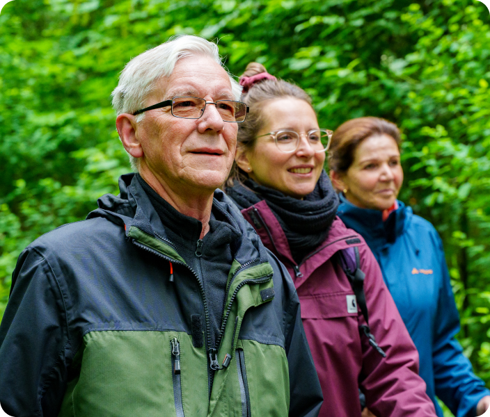 Senioren beim Nordic Walking im Wald