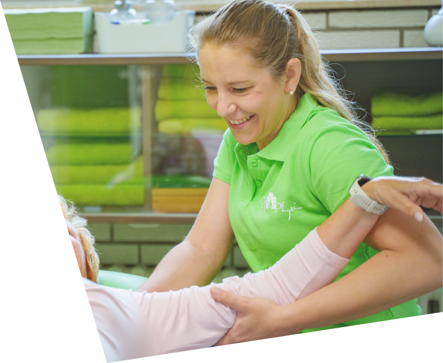 Physiotherapeutin behandelt den Arm einer Patientin bei Erft-Physio